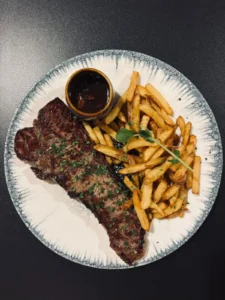 Pièces d’Auberac de Pierre Debize, frites fraîches maison