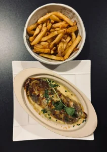 Andouillette AAAAA gratinée au Chaource, frites fraîches maison