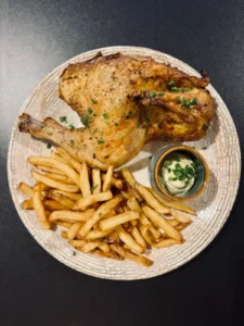 Demi-poulet rôti, frites fraîches maison