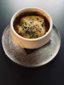 Soupe à l’oignon gratinée à la tomme