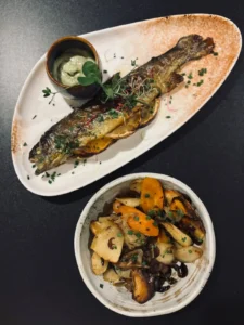 Truite entière aux agrumes, poêlée de légumes de saison